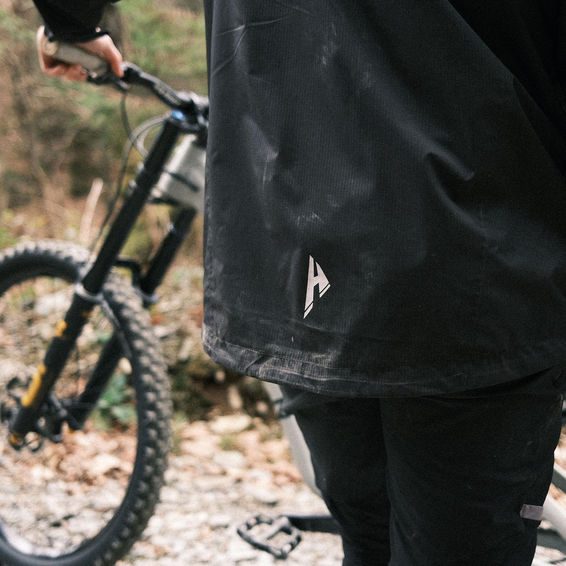 HYDRO 2.5L JACKET | Onyx - HELFARE